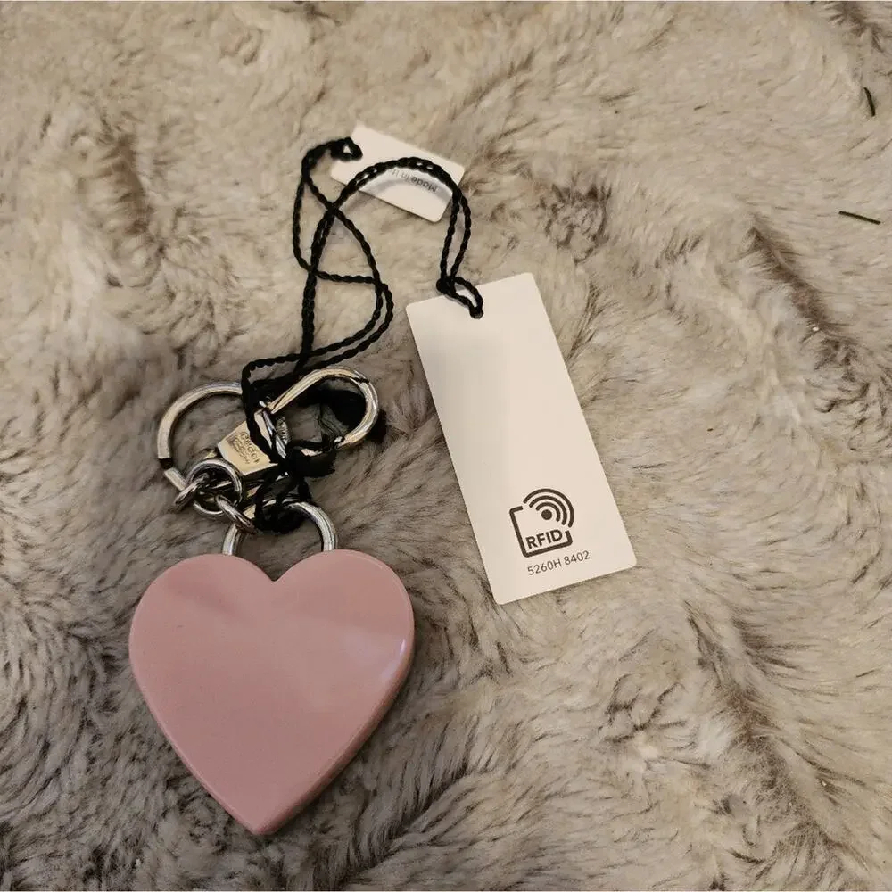 GUCCI NEW IN BOX AUTHENTIC HEART SHAPED KEY CHAIN